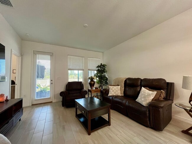 Building Photo - Beautiful 3/2 in Lakeland!