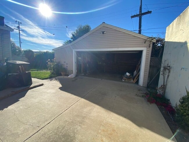Building Photo - Maple Park LARGE 2 BR/ 2BA with 2 Car Garage & Large Fenced Yard