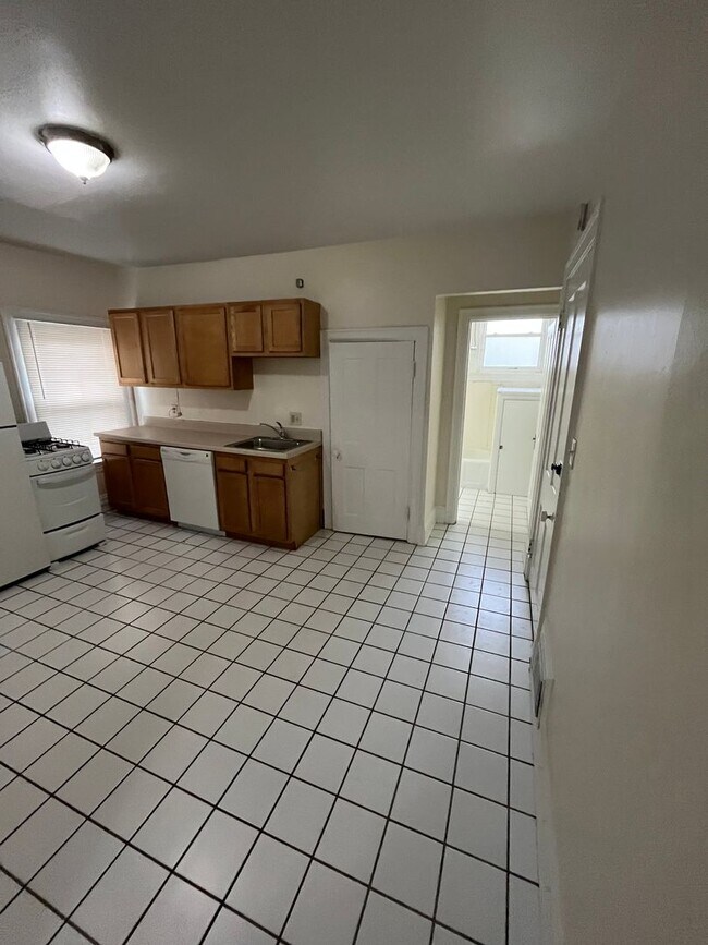 Building Photo - 3521 Clifton Ave