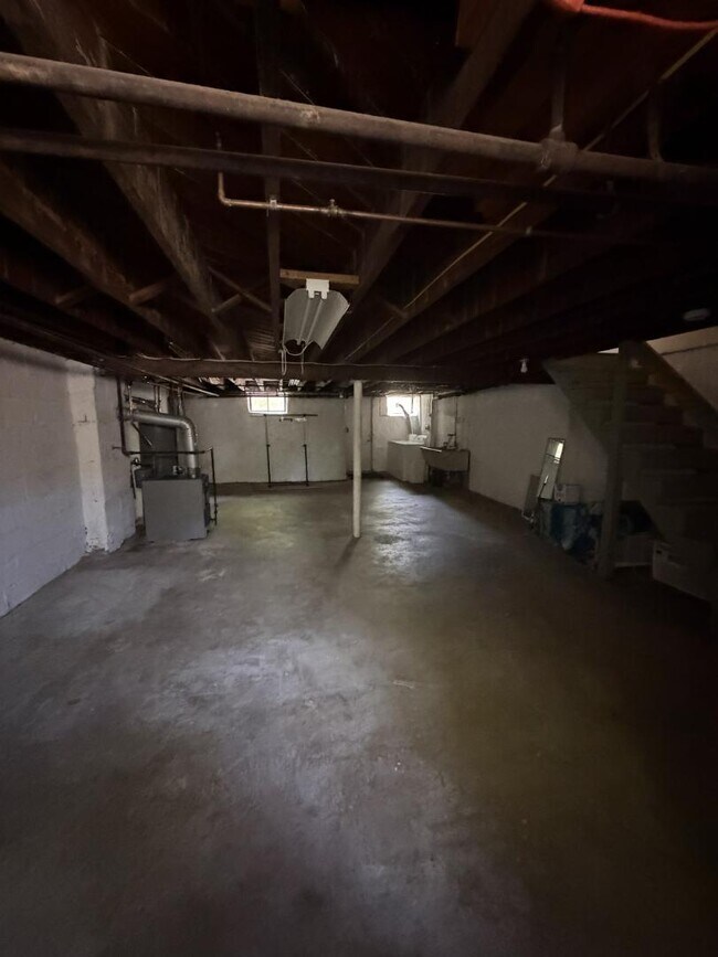 Building Photo - 6148 Parkway Dr