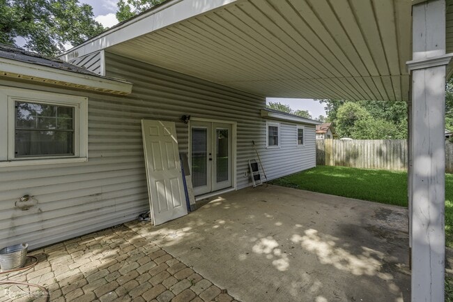 Building Photo - 1602 San Saba St