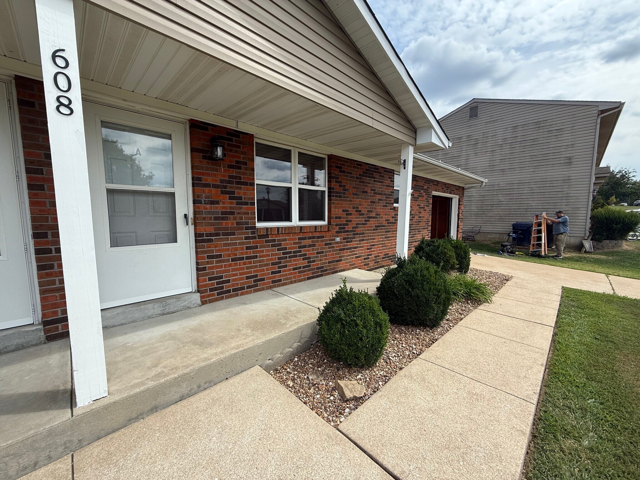 Building Photo - 608 Linda Ln