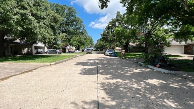 Building Photo - 903 Milroy Dr W