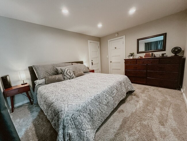 Building Photo - 6 Bedroom 4 Bath with Pool and yard space