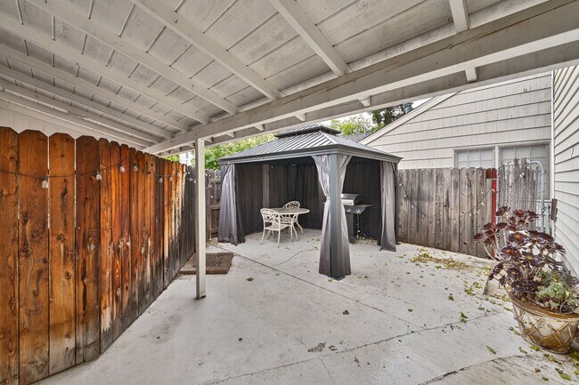 Building Photo - 5400-5402 Folsom Blvd