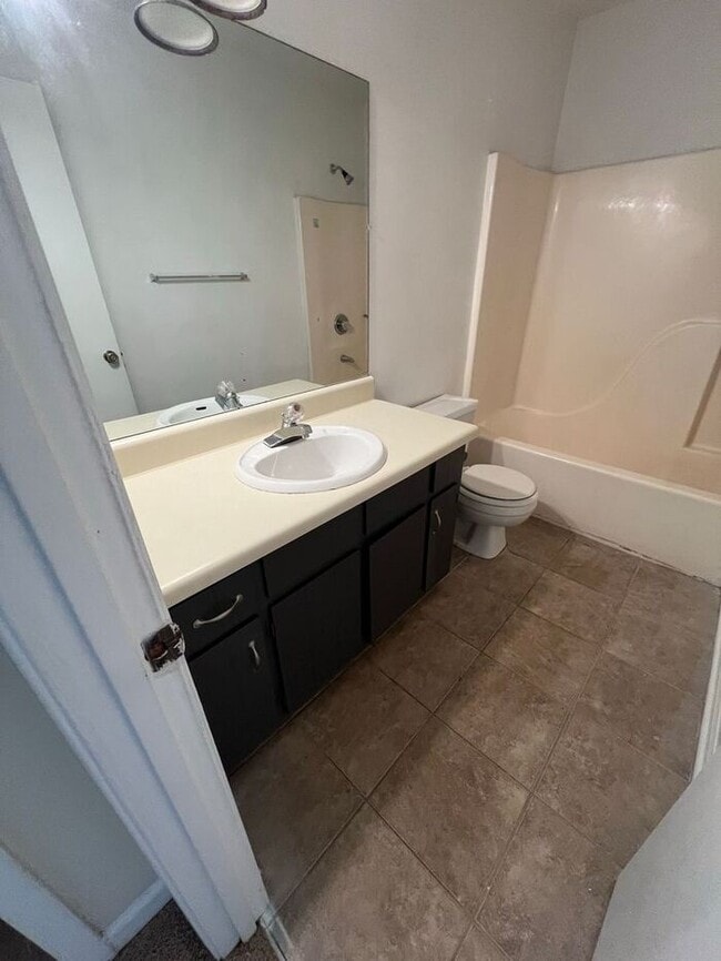 Building Photo - BEAUTIFUL 2 bedroom 2 bathroom Duplex