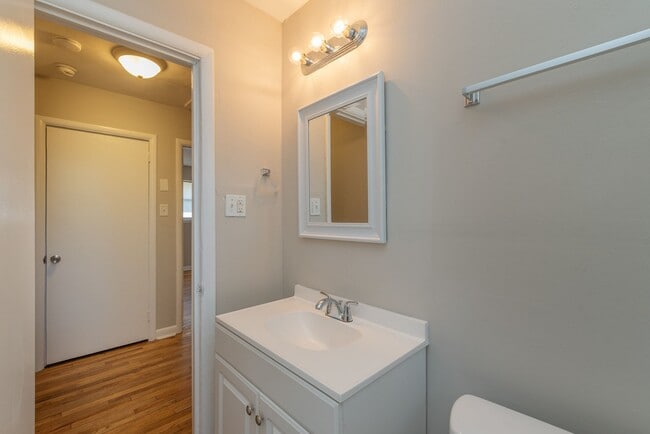 Building Photo - $1,300 - 3 bed/2 bath house for rent in Fl...