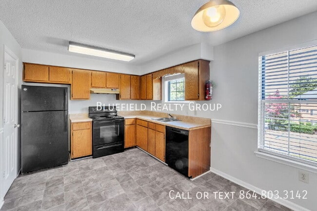 Building Photo - 250 Elm St