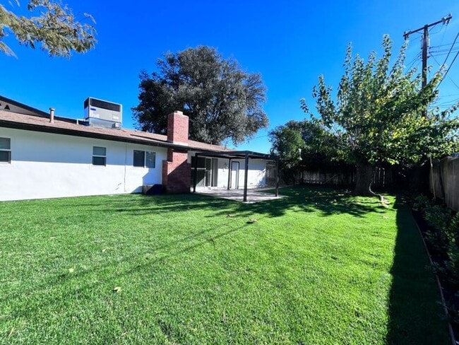 Building Photo - NEWLY RENOVATED South Redlands Home