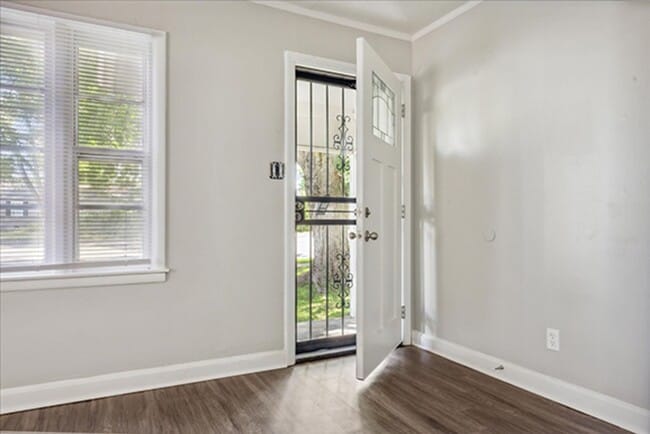 Building Photo - 2048 Whitney Ave
