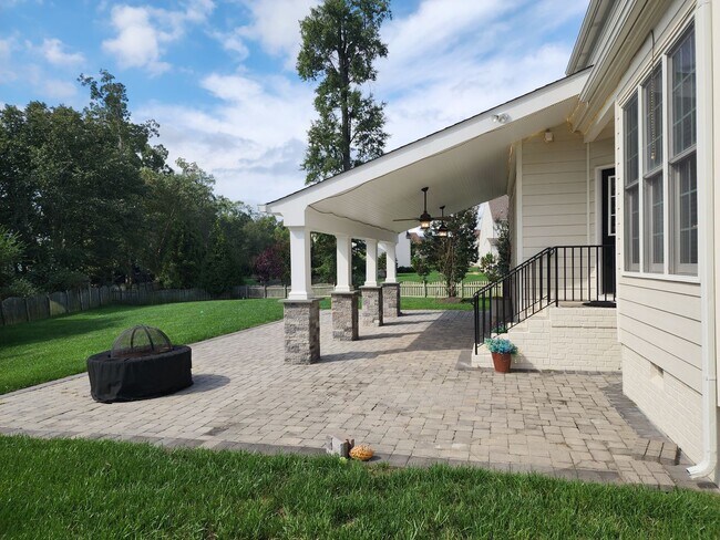 Building Photo - Stunning Luxury Home with 5 Bedrooms and 5...
