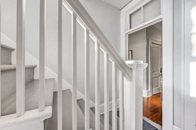 Building Photo - 536 Hawthorne Ln