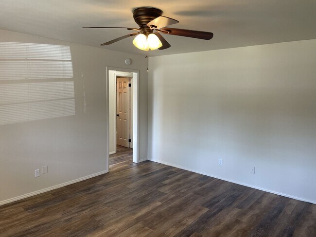 Building Photo - 3 Bedroom in Bethany