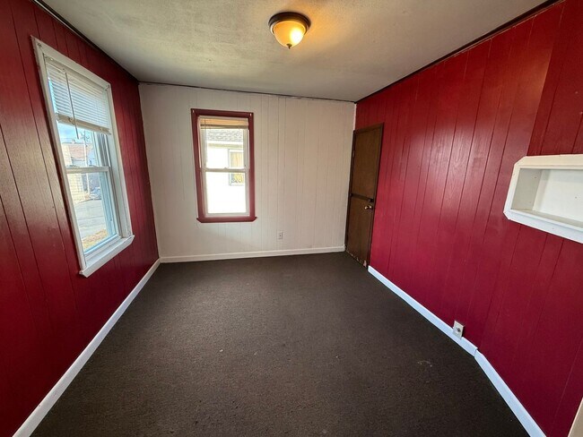 Building Photo - Spacious 3 bedroom 1 bathroom