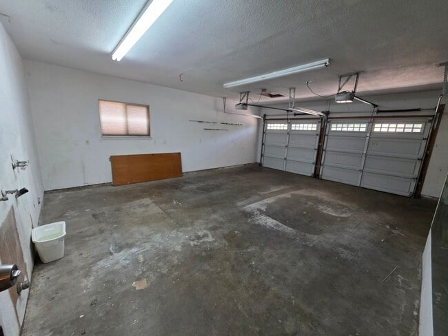 Building Photo - Single story home close to freeway access!