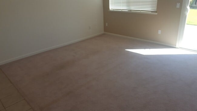 Building Photo - 4 Bedroom Home