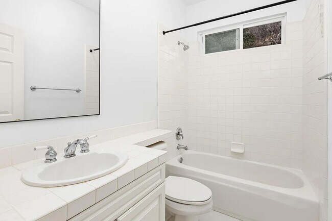 Building Photo - Don't miss out! Gated/Secured 3 br 2 ba home