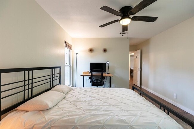 Building Photo - 1707 Deerfield Dr