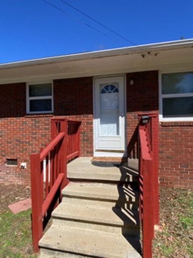 Building Photo - Great three bedroom home in country setting but located in town!