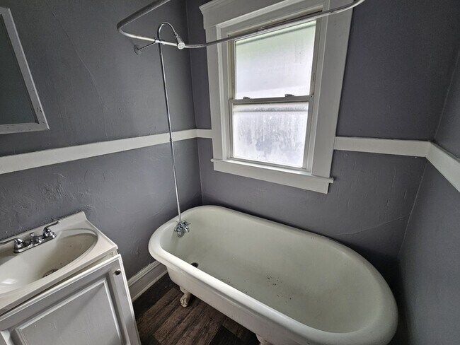 Building Photo - 2810 Woodbridge Ave