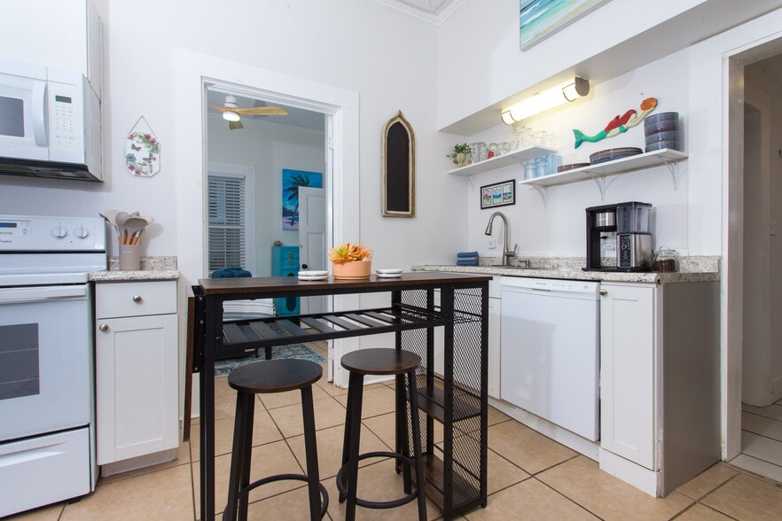 Building Photo - 608 N 9th Ave