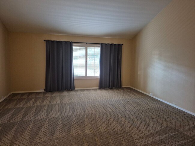 Building Photo - Beautiful  4 bedroom 2.5 bath with loft & Pool