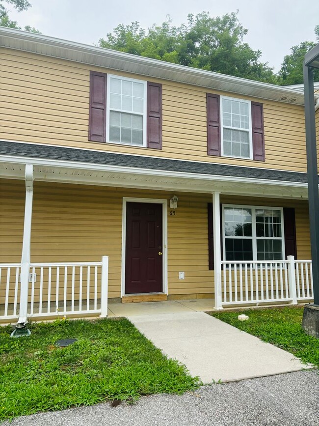 Building Photo - 3 Bedroom 2.5 Half Bath Townhouse