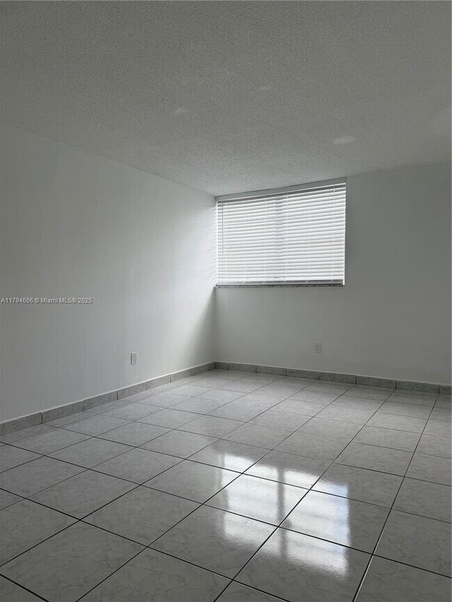 Building Photo - 8897 Fontainebleau Blvd