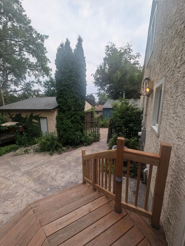 Building Photo - Charming Garden Oasis in West St. Paul – F...