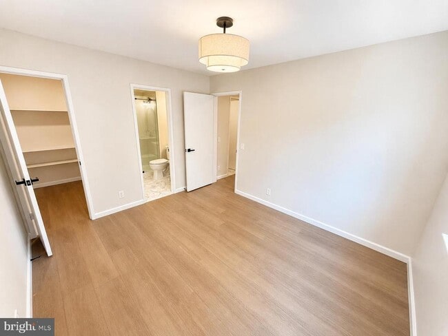 Building Photo - 2480 Glengyle Dr