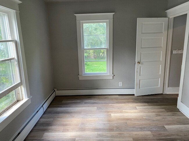 Building Photo - 3 bed 1 bath single family home in Rhinela...