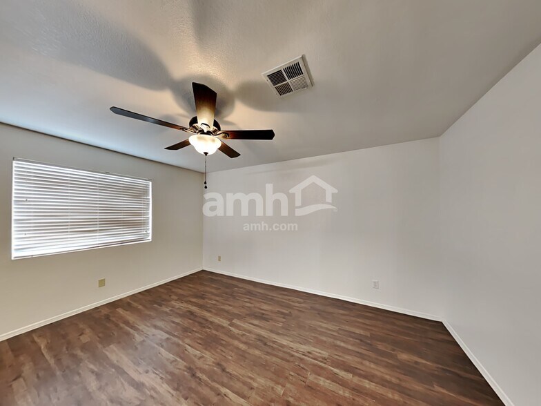 Building Photo - 1364 N Rowen