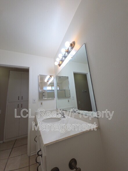 Building Photo - 26340 Harrisburg Dr
