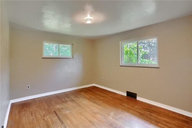 Building Photo - 194 Woodridge Dr