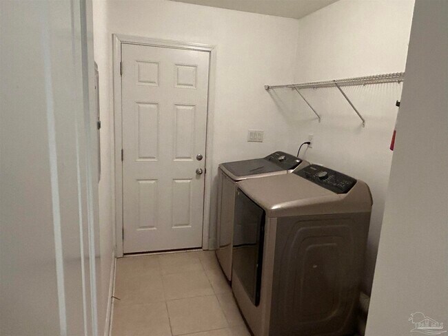 Building Photo - 323 Tree Swallow Dr