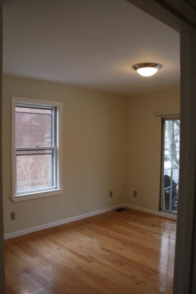 Building Photo - 839 Parker St
