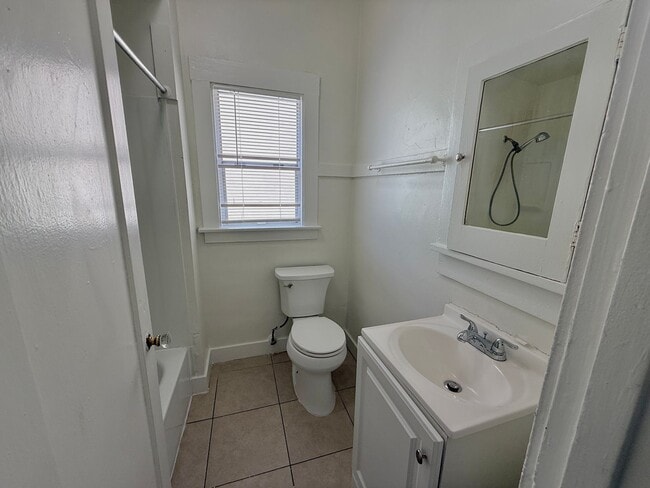 Building Photo - 3114 MLK 1BD 1Bath Unit