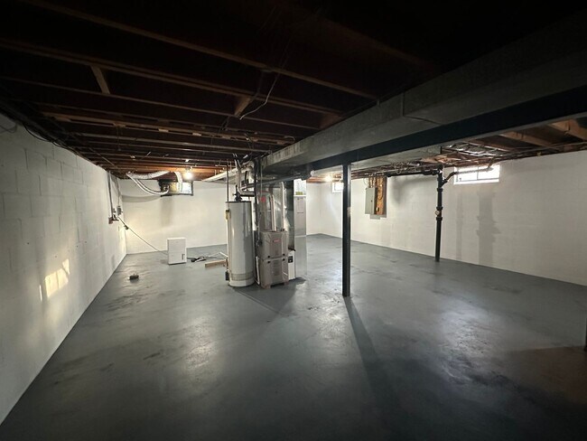 Building Photo - Remodeled 3 bed, 1 bath home for rent in Northeast Waterloo