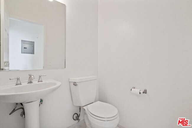 Building Photo - 1325 Arizona Ave