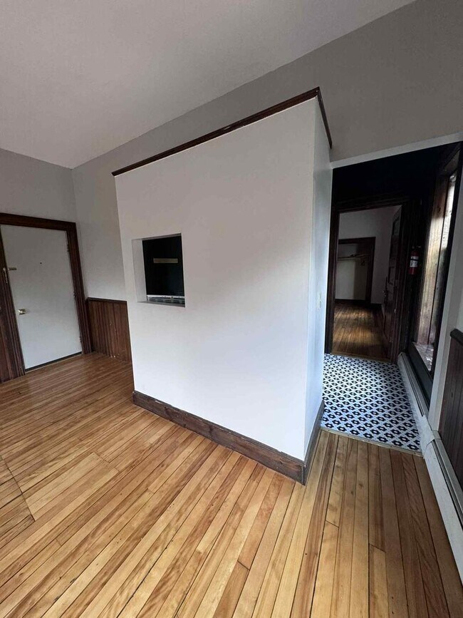 Building Photo - 2 Main St