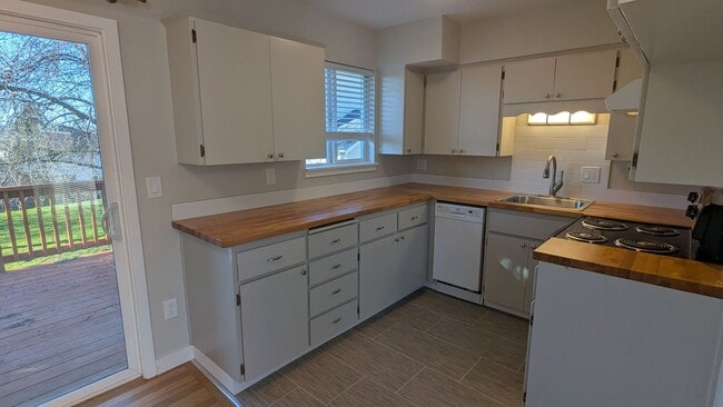 Building Photo - 3802/3804 Lincoln Avenue