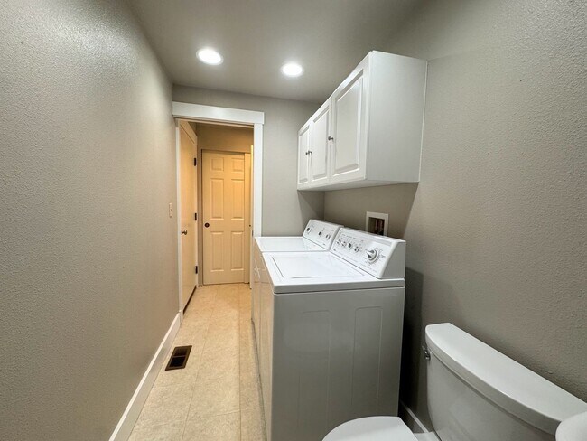 Building Photo - Charming 3-Bedroom Home in Desirable Gem H...