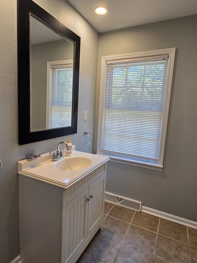 Building Photo - 3703 Hickory Hill Dr