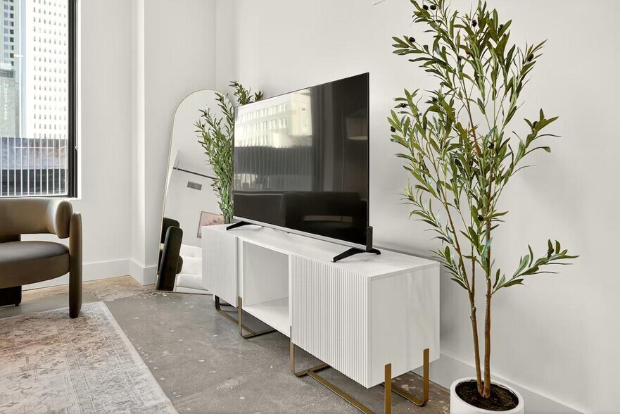 Building Photo - 400 S Main St