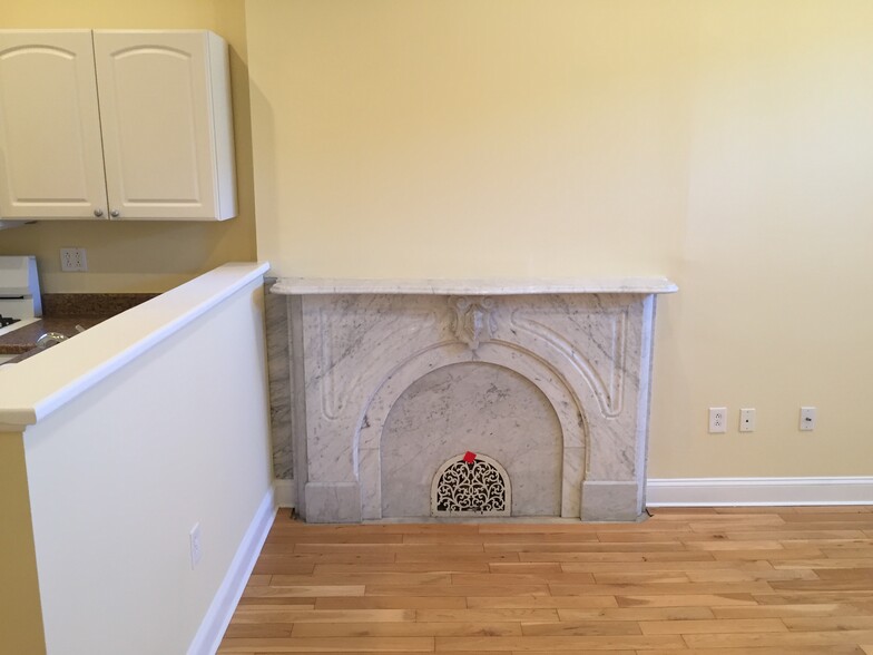 Living room - 721 Corinthian Ave