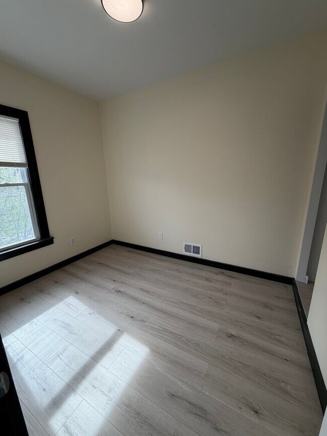 Building Photo - 4 bedroom townhouse