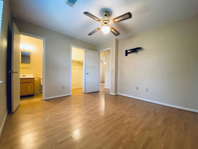 Building Photo - AVAILABLE OCTOBER 2025  [PET FRIENDLY]