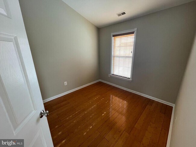 Building Photo - 5729 Goldfinch Ct