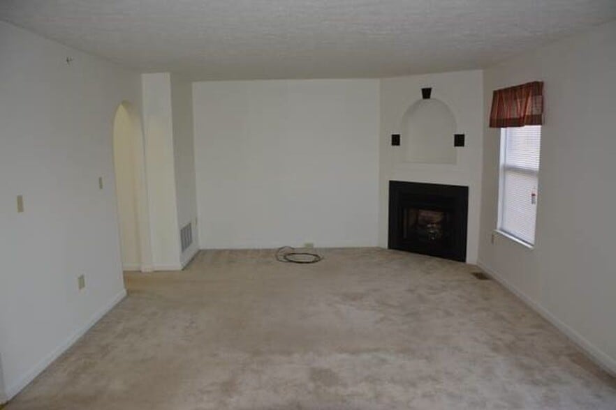 Building Photo - 137 mountain drive