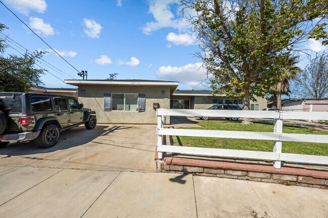Building Photo - 5379 E Falls View Dr